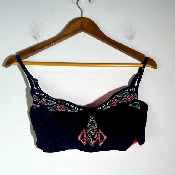 Embroidered Black Crop Top - Picture 1 of 4
